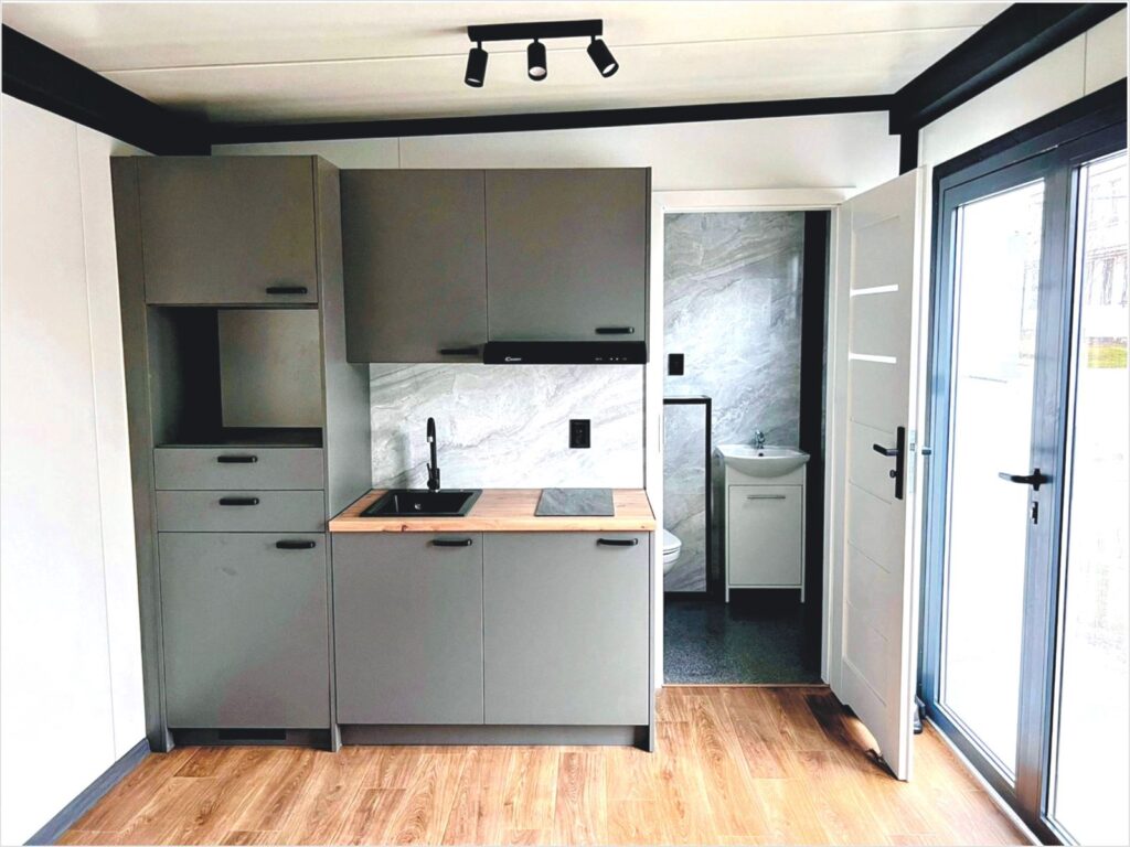 Tiny House innen mit Küche Küchenzeile kaufen Preise ganzjährig bewohnbar winterfest Büro schlüsselfertig Minihaus Kosten Tinyhaus Preis nach Maß in der Nähe Gästehaus
