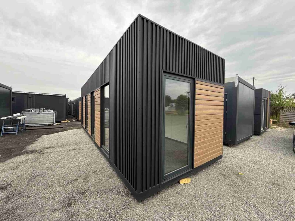 Wohncontainer Ausstellung Bürocontainer Abverkauf Tiny House Musterhaus Gartenhaus kaufen winterfest isoliert modern mit Küche und Bad WC A5-1