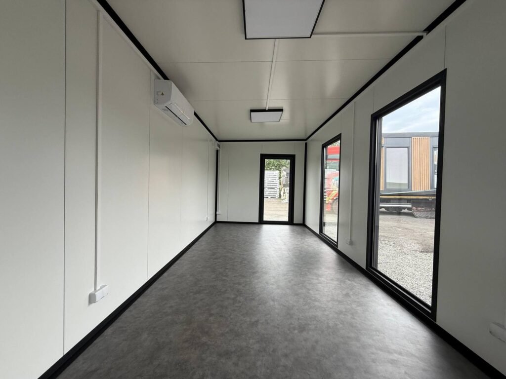 Wohncontainer Ausstellung Bürocontainer Abverkauf Tiny House Musterhaus Gartenhaus kaufen winterfest isoliert modern mit Küche und Bad WC A5-3