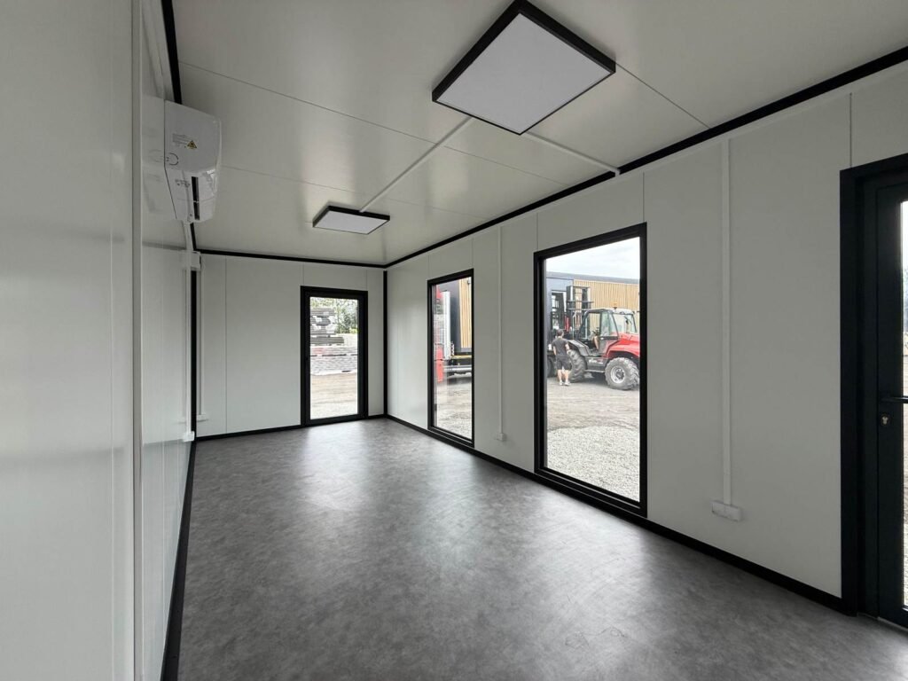 Wohncontainer Ausstellung Bürocontainer Abverkauf Tiny House Musterhaus Gartenhaus kaufen winterfest isoliert modern mit Küche und Bad WC A5-4