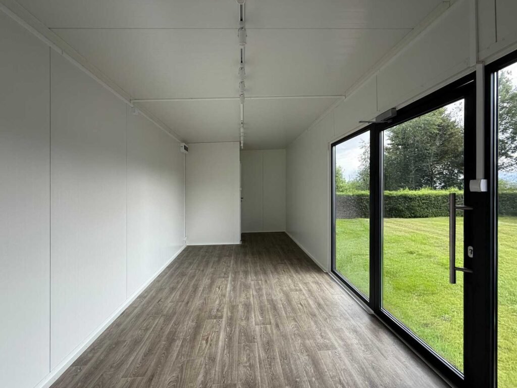 Wohncontainer Ausstellung Bürocontainer Abverkauf Tiny House Musterhaus Gartenhaus kaufen winterfest isoliert modern mit Küche und Bad WC Preise innen 3